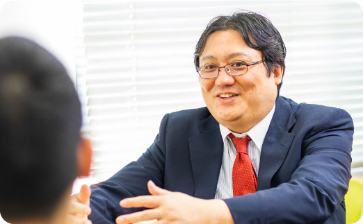 仕事について語るスタッフ